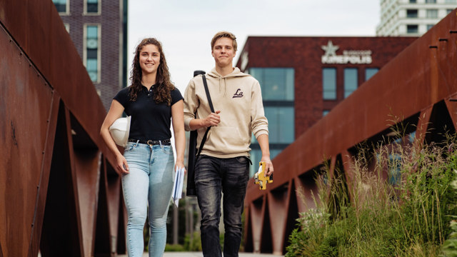studenten Toekomstbestendige stad - AD lopen over stadsbrug