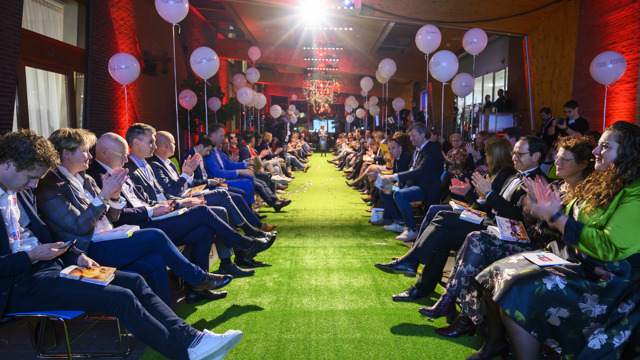 Publiek bij catwalk