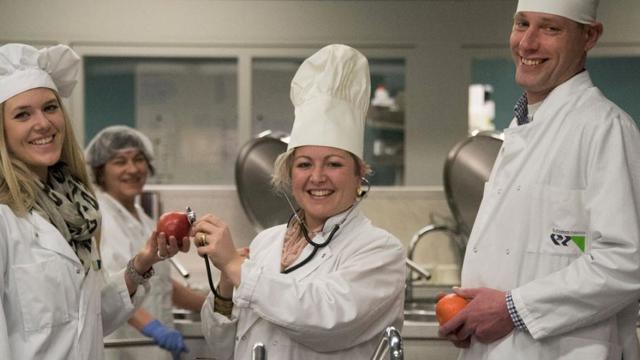 Koks in de keuken van het ziekehuis