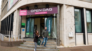 Vader en dochter lopen voor HAS-gebouw in Venlo