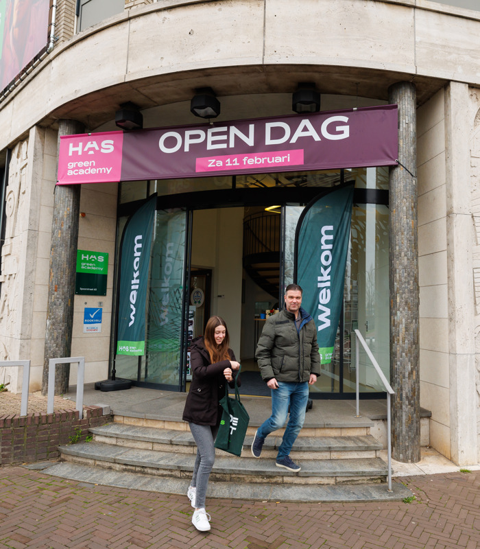 Vader en dochter lopen voor HAS-gebouw in Venlo