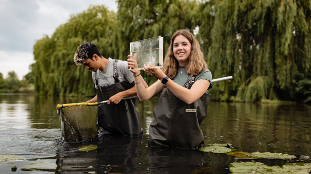 Studenten in het water