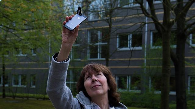 Brigit Staatsen kijkt naar telefoon