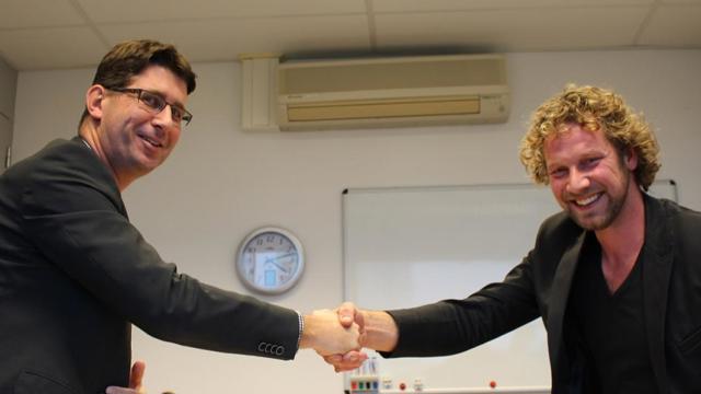 Mannen schudden elkaar de hand