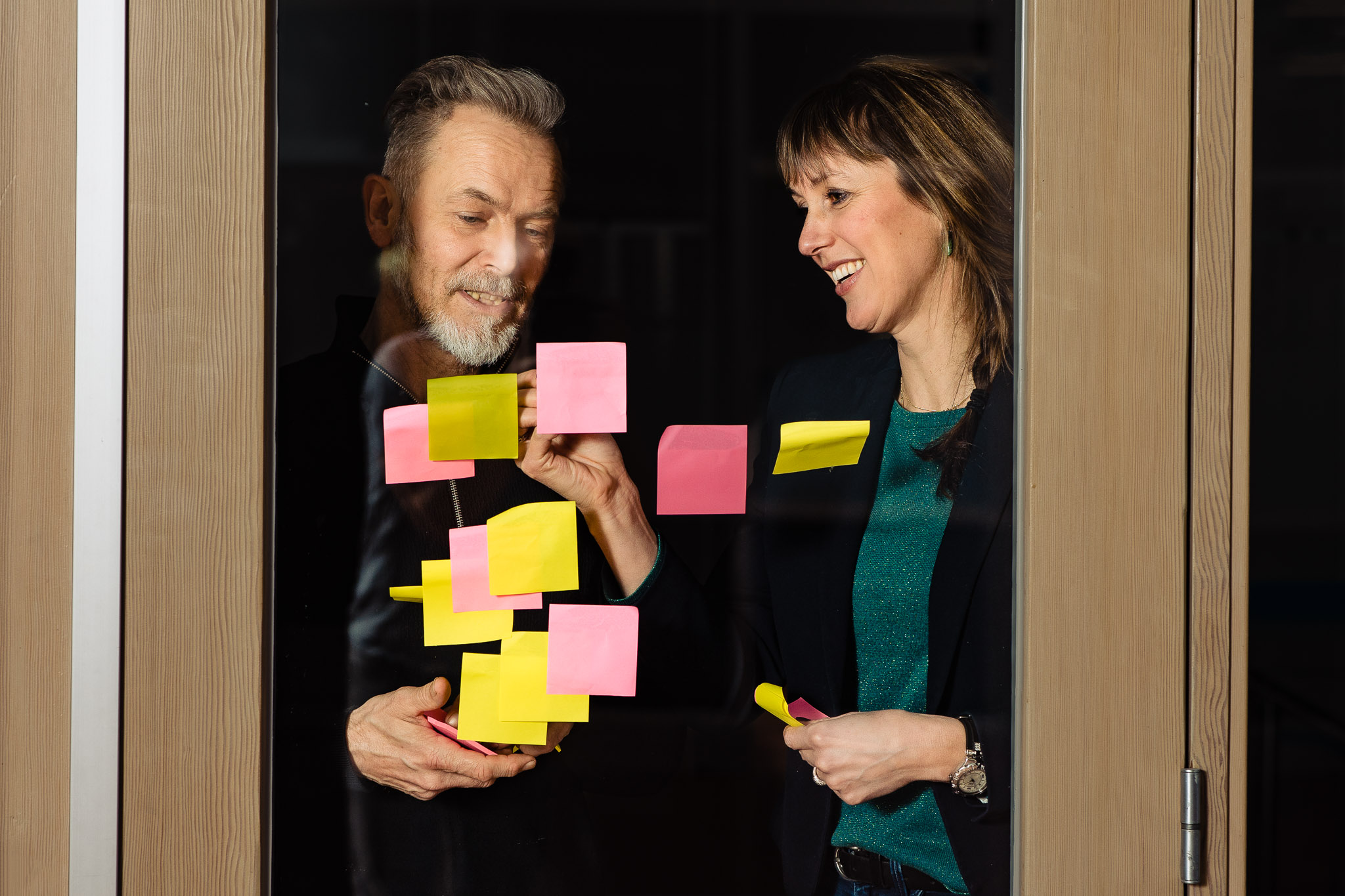 man en vrouw plakken post-its