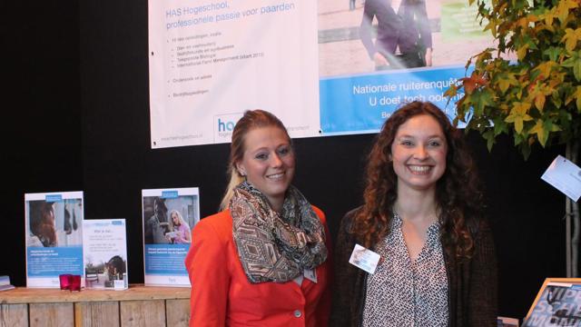 Studenten bij poster van hun presentatie