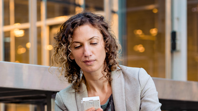 vrouw in kas met planten
