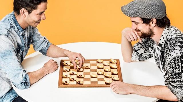 Twee personen dammen met chips